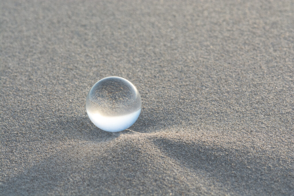 Glaskugel im Sand