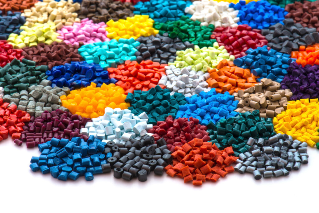 Un tas de pièces en plastique colorées