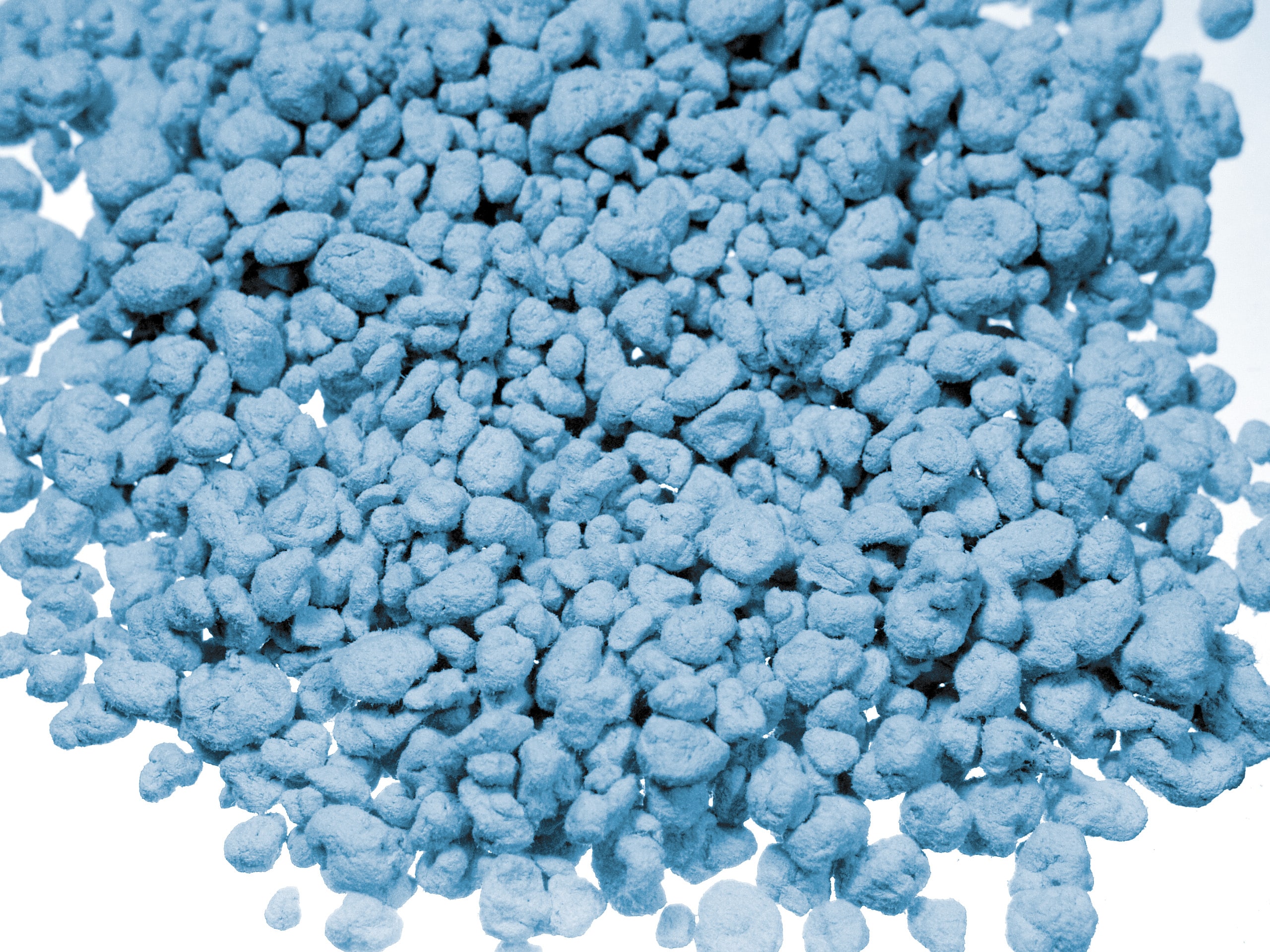 Haufen mit blauen Kugeln an Düngemittel