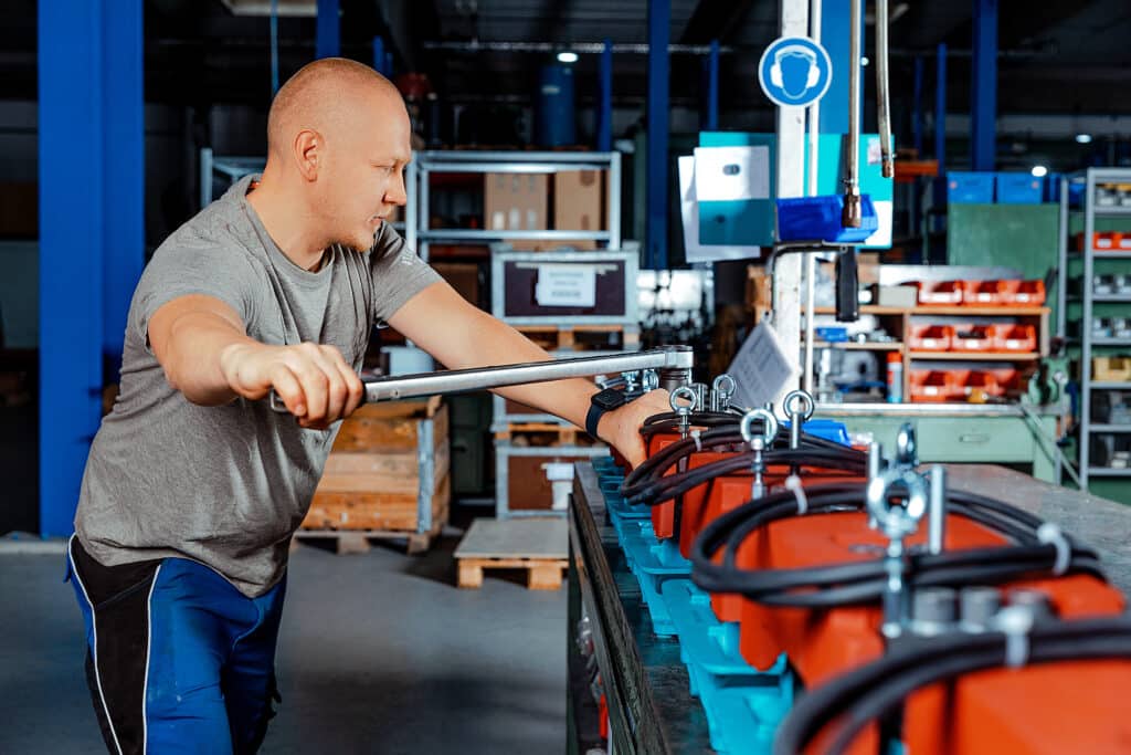 Mann bei der Arbeit an Vibrationsanlage